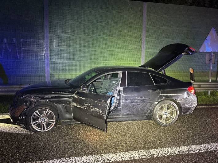 Ein BMW durchbricht die Grosskontrolle auf der A1 in Suhr.