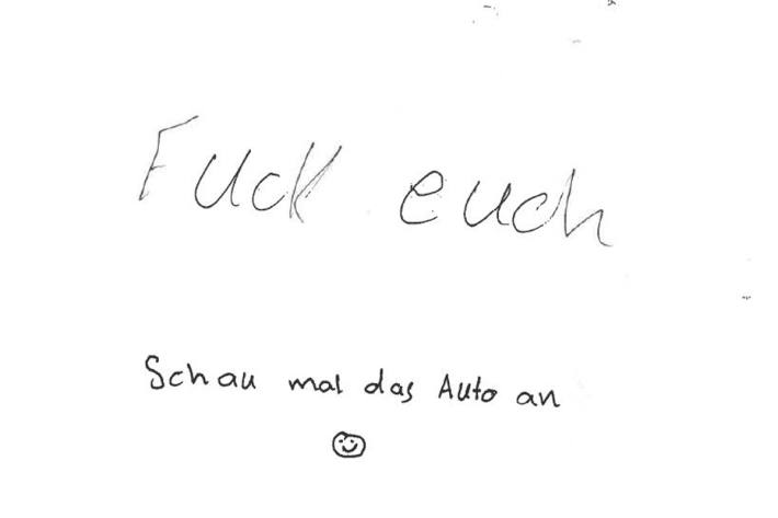 Der Mann fand an der beschädigten Fahrzeugtür einen Zettel in Emmerthal