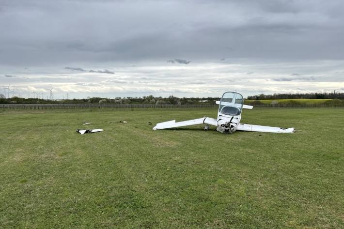 Das Flugzeug wurde komplett beschädigt