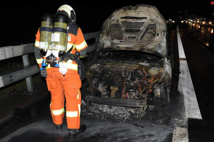 Löscharbeiten auf der A2 bei Erstfeld