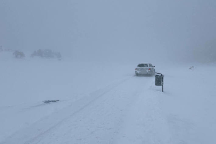 schneebedeckte Strasse bei Davos