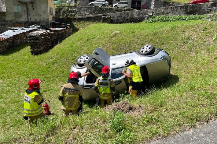 Die Feuerwehr musste die eingeklemmte Frau bergen.