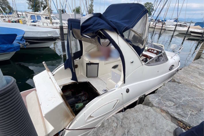 Das Boot wurde in den Steinacher Hafen geschleppt