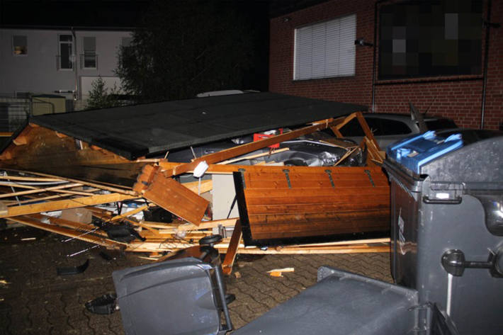 Audi kracht in Carport in Hamm