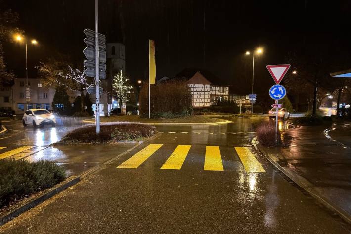 Frau in Bülach auf Fussgängerstreifen angefahren und verletzt. 