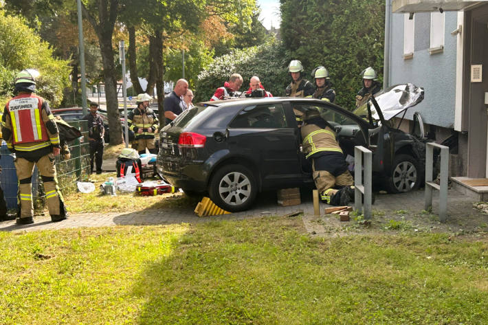 Die Fahrerin wurde in diesem Fahrzeug eingeschlossen.