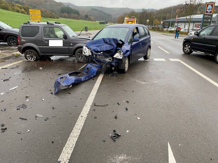 PKW-Fahrer wird bei Unfall erheblich verletzt