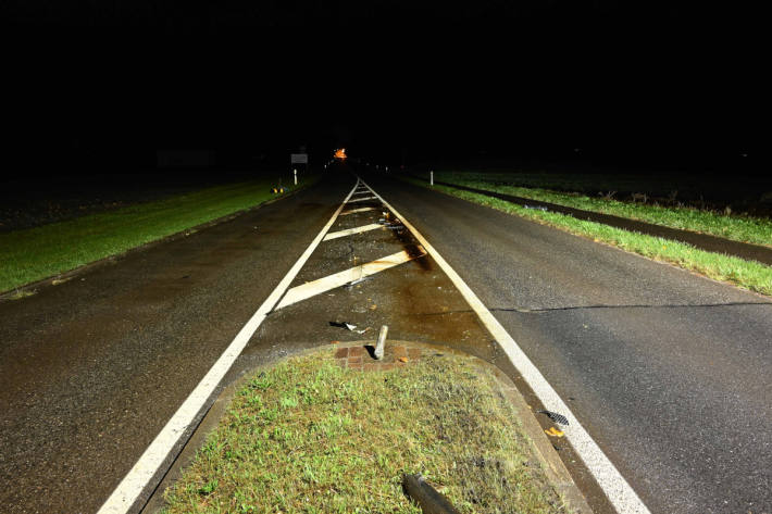 Neben zwei Inselschutzpfosten wurde auch eine Anzeigetafel beim Unfall beschädigt.