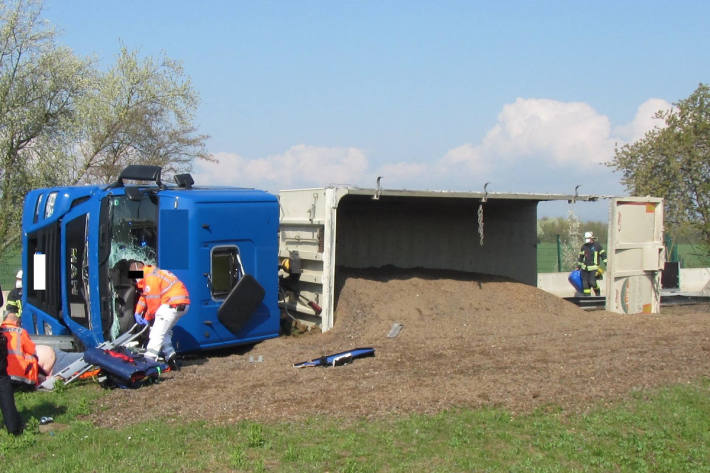 Umgekippter Sattelzug auf dem Rastplatz der A61 bei Zotzenheim