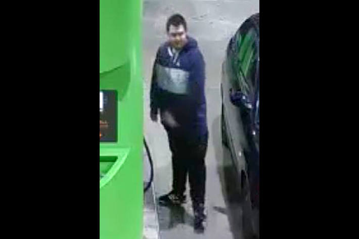 Fahndung nach versuchter Brandstiftung – Polizei sucht unbekannten Mann!