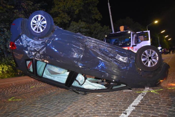 Missglückter Drift-Versuch führt zu schwerem Verkehrsunfall