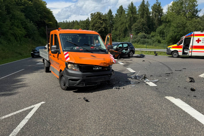 Ein Transporter kollidierte mit einem Pkw.
