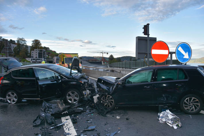 Frontalkollision fordert 3 verletzte Personen auf der A8 am Loppertunnel