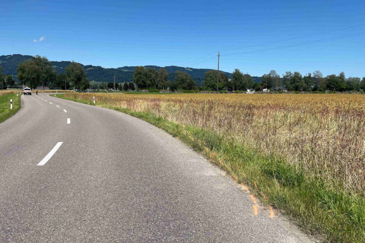 Mit Motorrad durch die Wiese und gestürzt