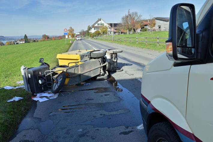 Der Lenker des Kleinmotorrads wurde verletzt.