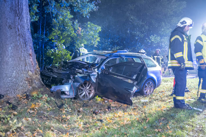 Personenkraftwagen kollidiert mit Baum