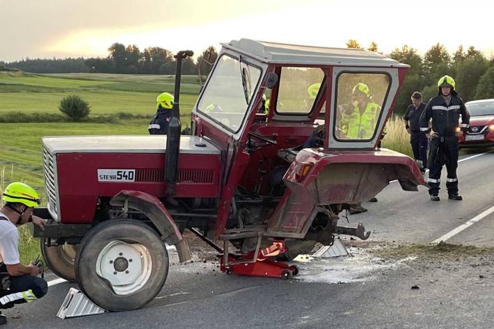 Da der Traktor durch den Bruch der Hinterachse nicht mehr fahrbereit war, bargen die Feuerwehr diesen und den abgebrochenen Reifen mit dem Kran