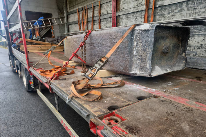 Zwei jeweils 11 Tonnen schwere Stahlblöcke hatte der Lkw geladen.