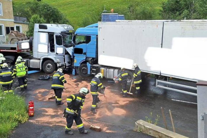 Der 38-jährige Lenker kam mit seinem Lkw ins Rutschen und geriet auf die Gegenfahrbahn.