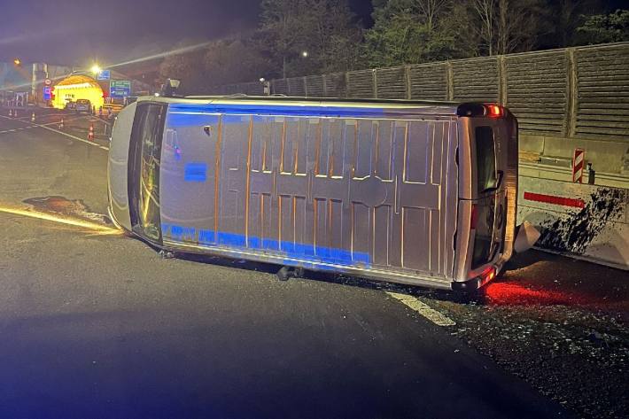 In Sissach ist ein Lieferwagen nach einem Unfall umgekippt.