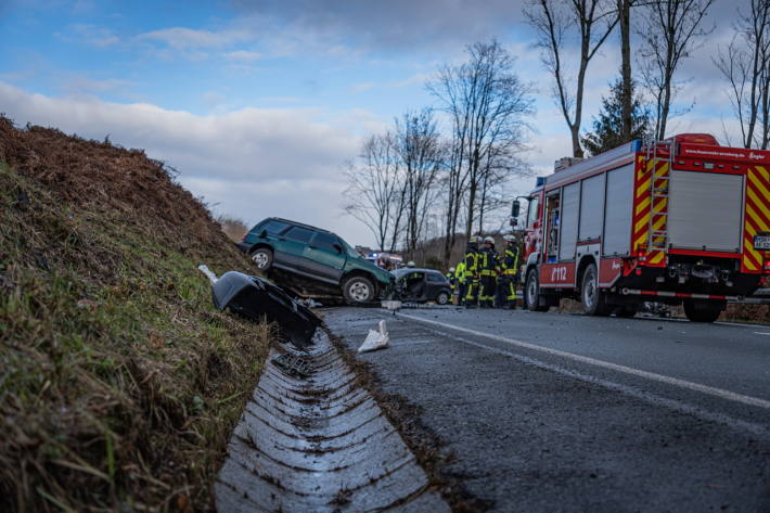 Beide Fahrer nach Kollision eingeklemmt in PKW