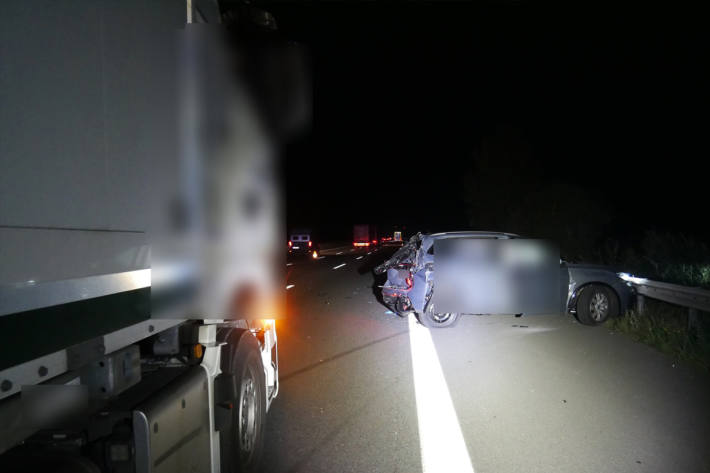 Der Fahrer des VW wurde bei dem Unfall tödlich verletzt.