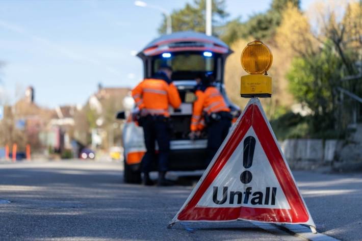 Am Auto und am Motorrad entstand Sachschaden (Symbolbild)