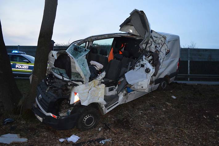 Der Transporter prallte in Sulingen letztlich frontal gegen einen zweiten Baum und wurde total zerstört