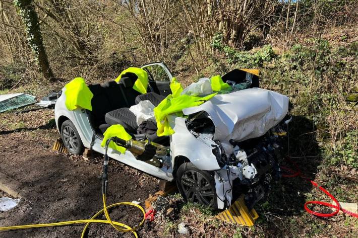 In Velbert musste eine Person aus einem Autowrack geborgen werden.