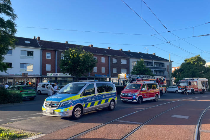 Die Feuerwehr Dinslaken war mit mehreren Löschfahrzeugen im Einsatz.