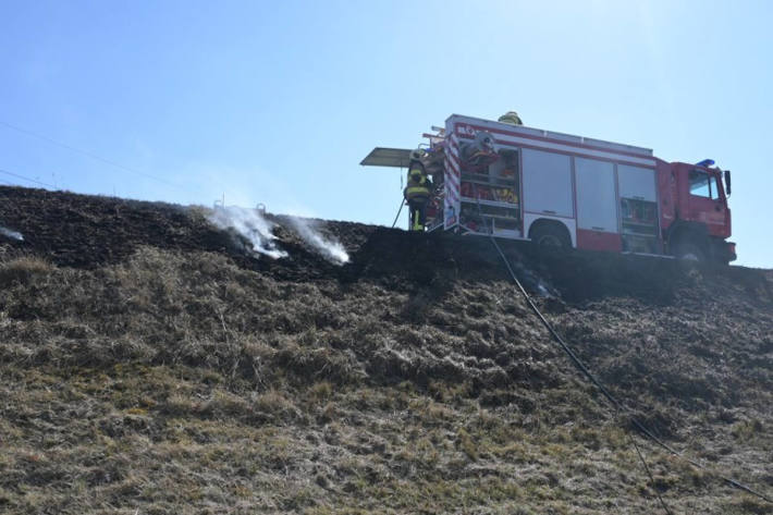  Böschung in Brand geraten