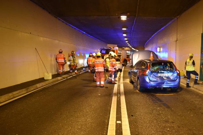 In Mesocco GR ist ein Reisecar in ein Auto geprallt.