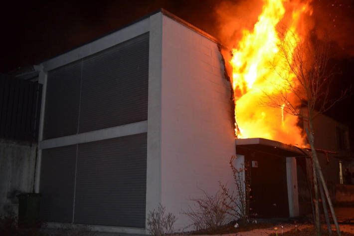 Brand eines Einfamilienhaus in Grenchen fordert zwei Personen verletzt