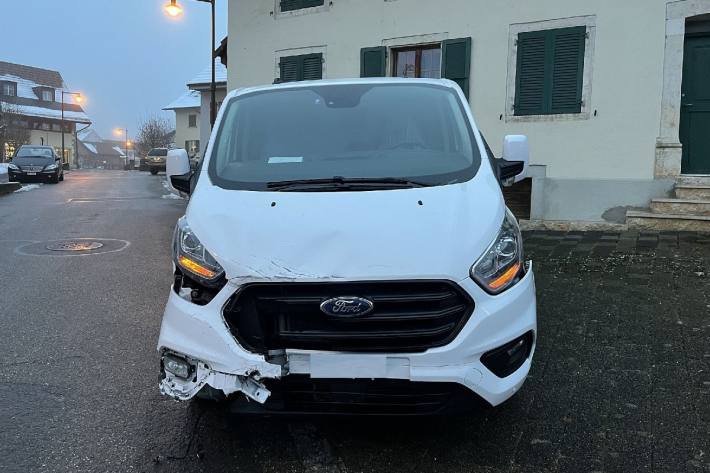 Der Lenkers des Lieferwagens übersah beim Abbiegen ein von links kommendes Auto.