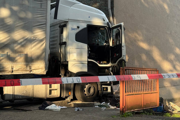 Der Lkw Fahrer und eine Passantin starben bei dem Unfall.