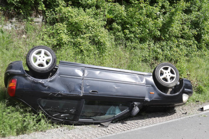 Auto überschlägt sich, Fahrerin schwer verletzt