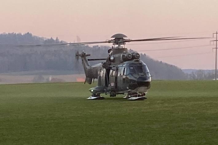 Bei der Personensuche in Hemishofen TG kam auch ein Schweizer Armeehelikopter zum Einsatz.