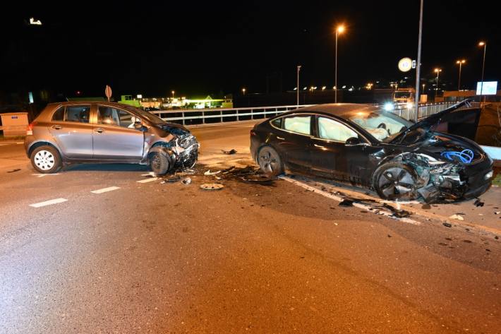 In Flums SG kam es zu einem Unfall mit einem Tesla und einem Kleinwagen.