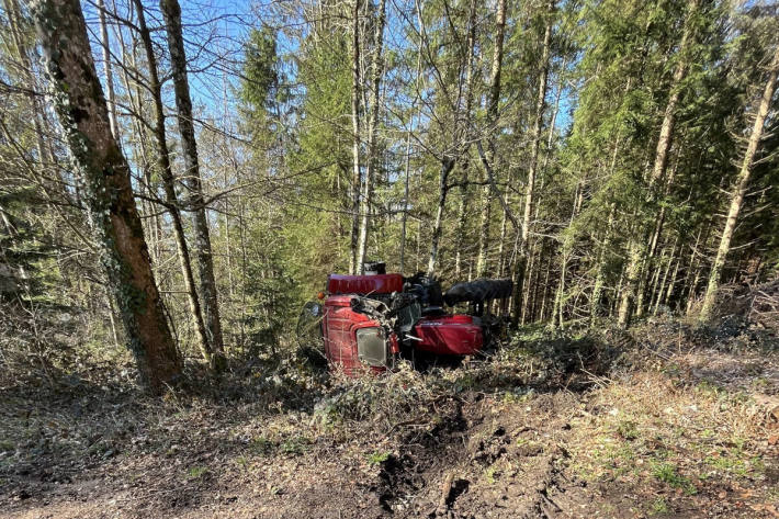 Selbstunfall mit Traktor – Lenkerin verletzt