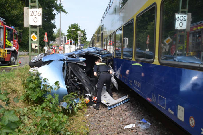 76-jährige Autofahrerin bei Unfall mit Zug schwer verletzt