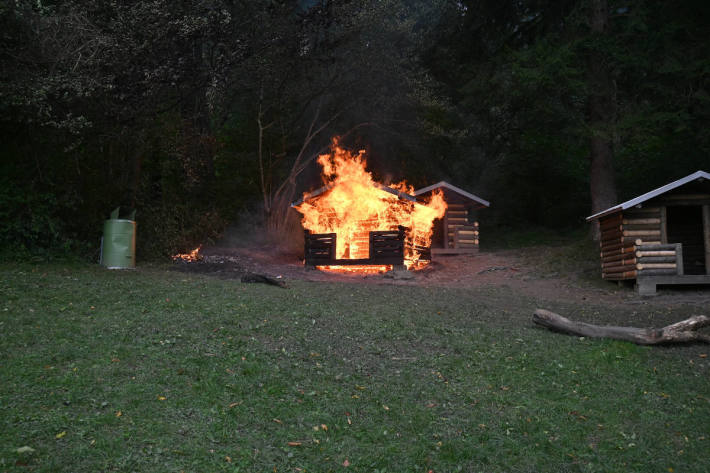 Brand bei Holzhäuschen auf Robinson Spielplatz in Triesen