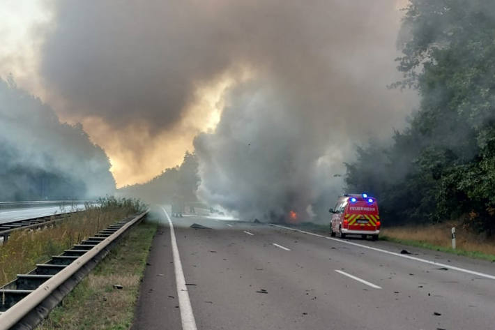 Der Pkw war während der Fahrt in Brand geraten.