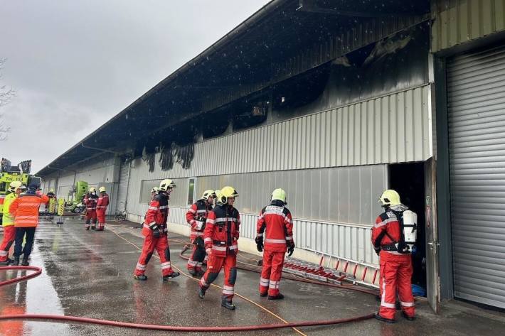 Feuerwehr vor der Lagerhalle 