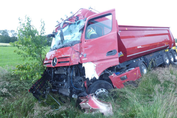 Verkehrsunfall mit vollbeladenem Sattelzug auf der A29 bei Hahn-Lehmden