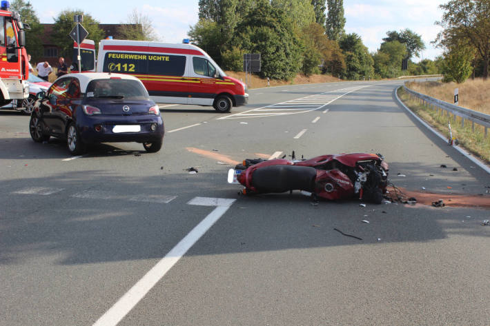 Motorradfahrer stirbt an der Unfallstelle und Sozius wird schwer verletzt