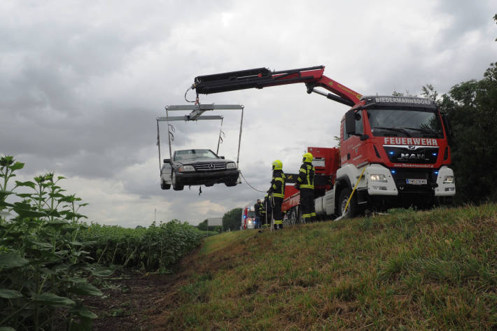 Das beschädigte Fahrzeug musste mit einem Ladekran aus dem Feld gehoben werden.