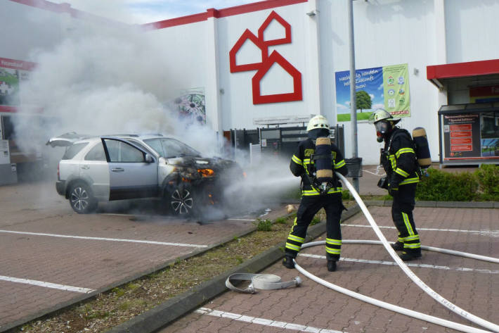 PKW Brand auf einem Parkplatz in der Bornstraße in Dortmund