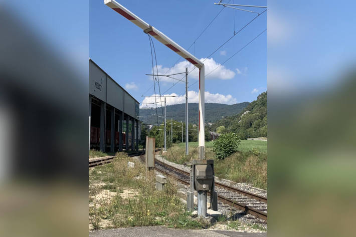 In Bahnbarriere gekracht und geflüchtet