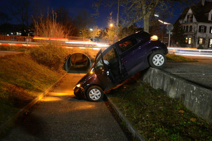 Das Auto stürzte ab.