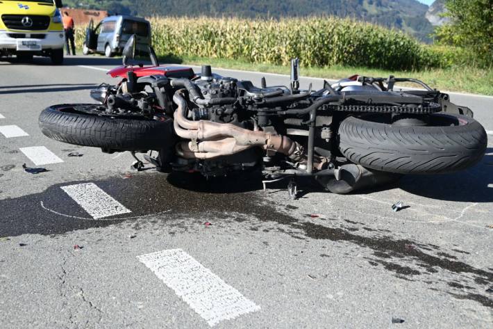 Die Rega flog den verletzten Motorradfahrer ins Spital.